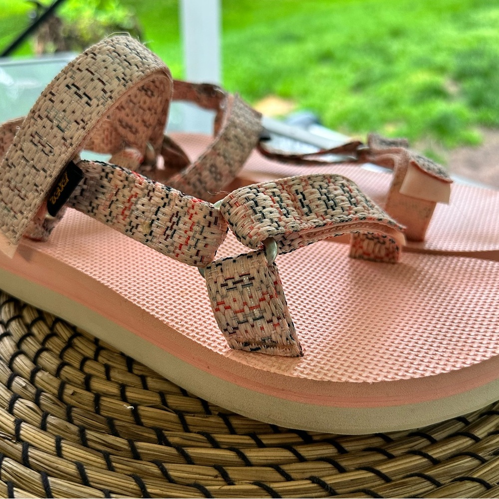 TEVA. Platform Sandals 🍑